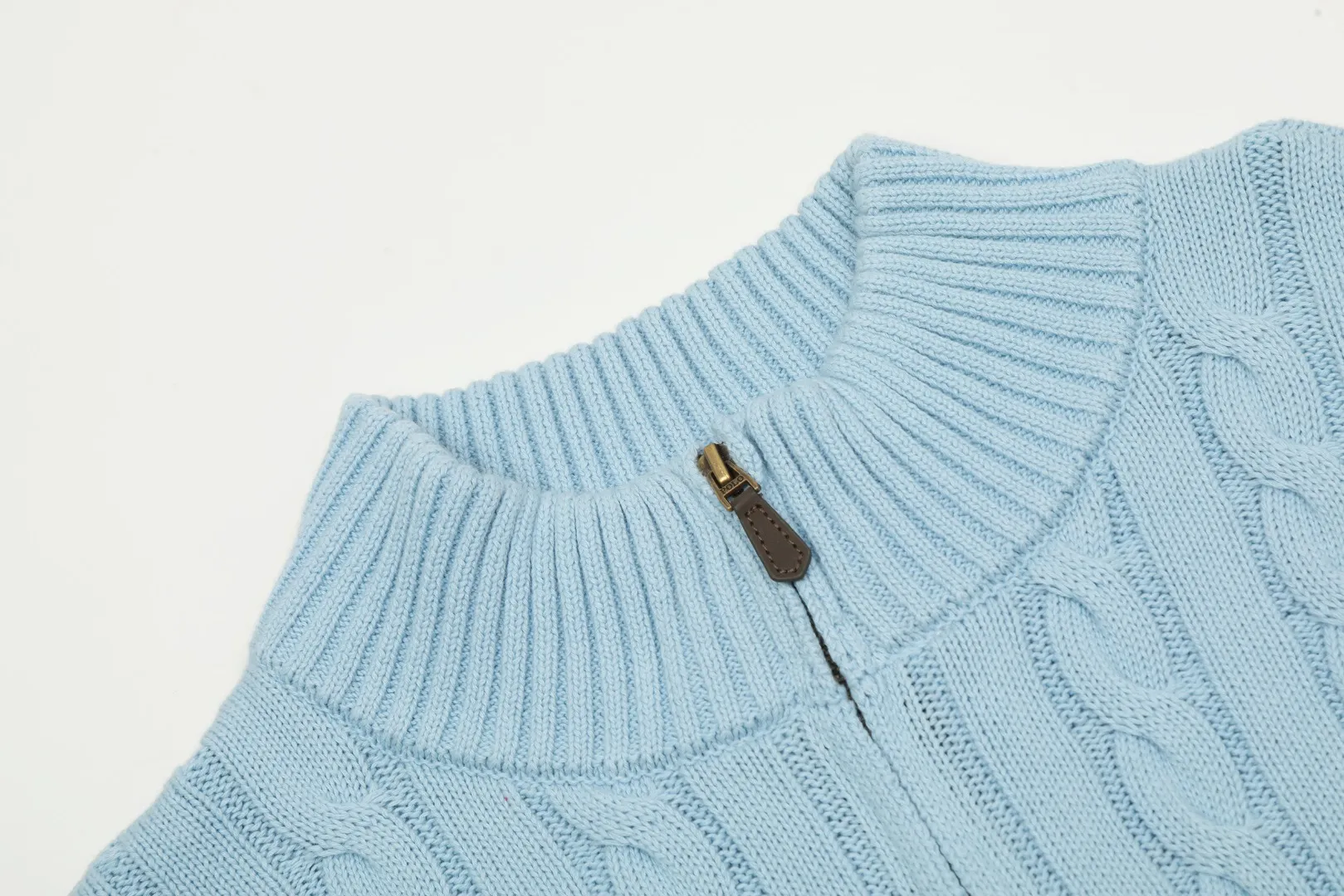 🅿️250 "Top quality" Style number: DS014# [Ralph Lauren half-zip solid color pony embroidered logo twist knitted sweater] ✅Ralph Lauren half-zip classic basic versatile unisex couple pullover sweater ✅Main supplier platform live broadcast Wholesale entity Replenish when out of stock Not removed from shelves ✅ZP quality 1:1 version Scan the code to enter the GF website Counter quality ✅Detailed quality The only one in Guangzhou Imported quality cotton yarn, focusing on high-end, cost-effective, good quality needless to say ✅The version is restored to the original order, the maximum size can be worn up to 200 pounds, loose, comfortable and stress-free ✅The upper body is simple and easy to match, ootd must-have style, good-looking clothes are never picky, a must-have wardrobe recommendation Size: S-XL Color: Navy blue, off-white, black, gray, khaki, light blue, yellow, pink, olive green, Chinese red